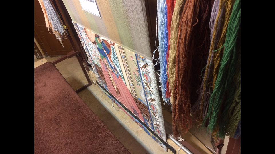 I fili di seta colorata vengono annodati con un lavoro certosino dalle tessitrici; la tecnica di realizzazione &egrave; il farsibaft, la pi&ugrave; fine del mondo, che porta le realizzatrici dei tappeti a lavorare mesi e mesi, per completare un tappeto(foto di Davood Abbasi)