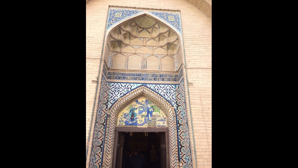 L&rsquo;ingresso della chiesa di Vank di Isfahan ha la struttura persiana islamica ma invece delle piastrelle coi disegni arabeschi, le immagini dell&rsquo;annunciazione a Maria ed invece dei versetti coranici, i passi della Bibbia in armeno&nbsp;(foto di Davood Abbasi)