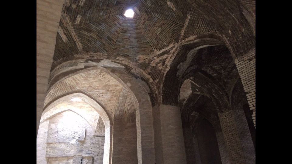 Le sale della preghiera della moschea Jam&egrave; Atiq, con i raggi solari, e le colonne dell&rsquo;anno mille, sono un luogo pieno di spiritualit&agrave; che suscita l&rsquo;ammirazione dei visitatori&nbsp;(foto di Davood Abbasi)