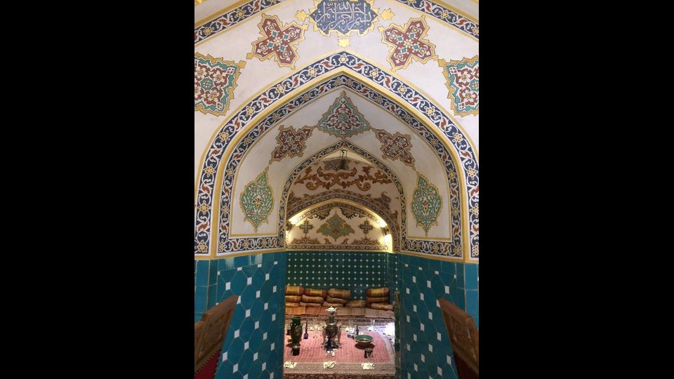 Entrare nei sogni della Mille e Una Notte ad Isfahan, non &egrave; affatto difficile. Nel ristorante Jarchibashi, antico hammam restaurato, la sensazione &egrave; di essersi fermati a 4 secoli fa, quando Sci&agrave; Abbas Safavide dominava sulla Persia&nbsp;(foto di Davood Abbasi)