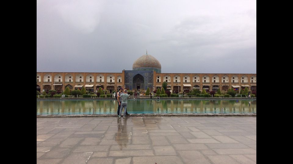 La piazza Naqsh-e-Jahan (disegno del mondo), la seconda pi&ugrave; grande del mondo, &egrave; circondata da moschee e palazzi. Nell&rsquo;immagine la cupola della moschea Shaikh Lutfullah, detta anche moschea della Regina&nbsp;(foto di Davood Abbasi)