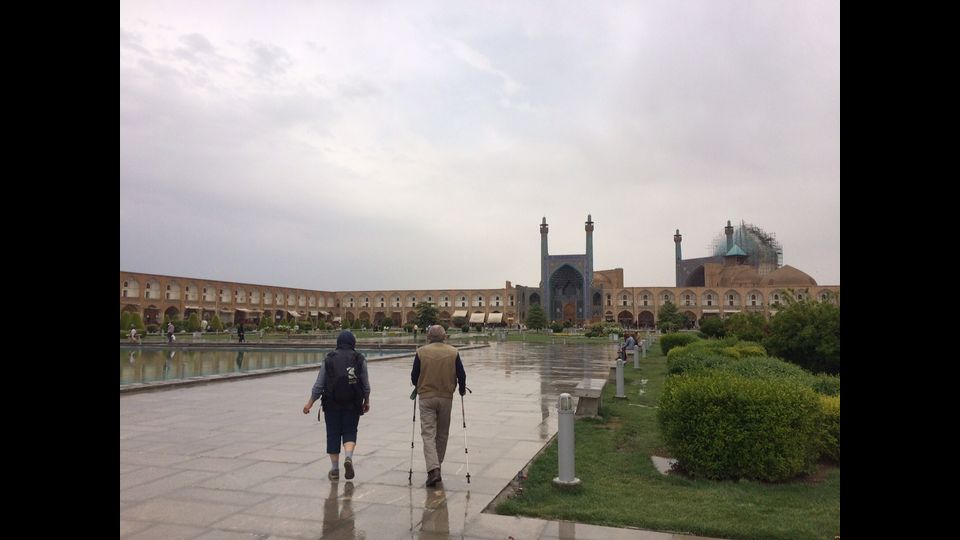 In uno dei pochi giorni di pioggia, la moschea dello Sci&agrave;, la pi&ugrave; impontente di Isfahan, con quattro minareti e l&rsquo;asse rigirato in direzione della Mecca, mostra la sua cupola in restauro, che svetta sulla piazza dall&rsquo;alto dei suoi 52 metri d&rsquo;altezza&nbsp;(foto di Davood Abbasi)
