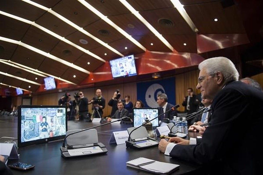 Parigi 30/03/2015Il Presidente Sergio Mattarella presso la sede dell'ESA nel corso del video collegamento con l'astronauta Samantha Cristoforetti&nbsp;(foto Quirinale.it)