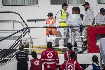 Catania, immigrati, la nave Phoenix della Ong MOAS