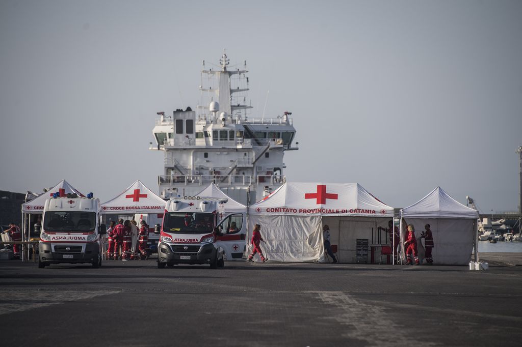 Catania, immigrati, la nave Phoenix della Ong MOAS