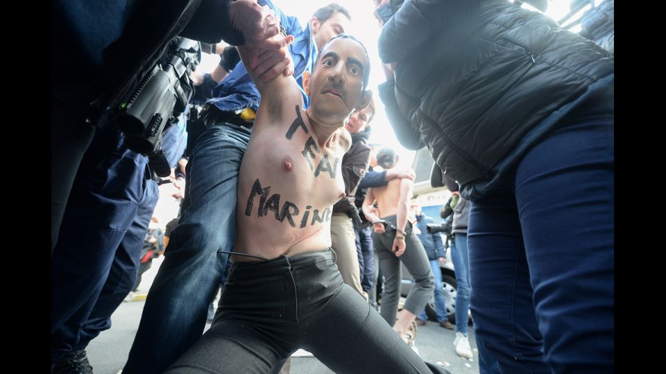 Il gruppo femminista Femen protesta contro la candidata francese di estrema destra Marine Le Pen di Front National (Afp)&nbsp;