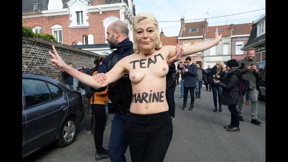 Il gruppo femminista Femen protesta contro la candidata francese di estrema destra Marine Le Pen di Front National (Afp)&nbsp;