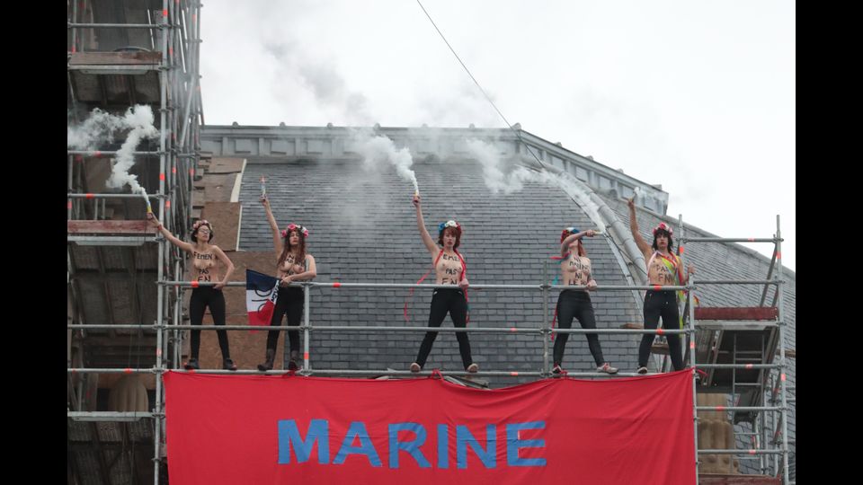 Il gruppo femminista Femen protesta contro la candidata francese di estrema destra Marine Le Pen di Front National (Afp)&nbsp;