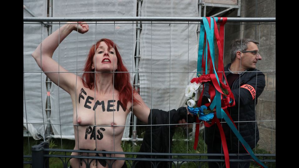 Il gruppo femminista Femen protesta contro la candidata francese di estrema destra Marine Le Pen di Front National (Afp)&nbsp;