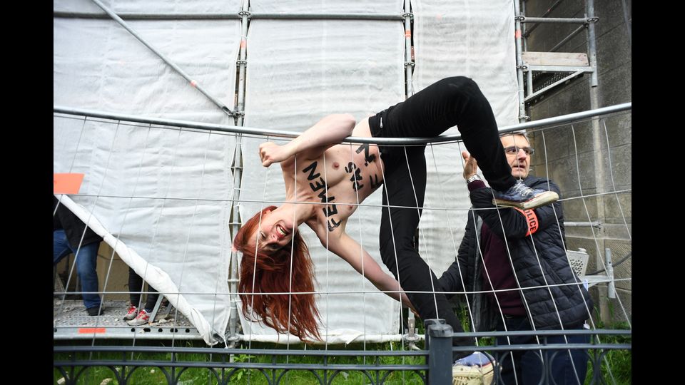 Il gruppo femminista Femen protesta contro la candidata francese di estrema destra Marine Le Pen di Front National (Afp)&nbsp;