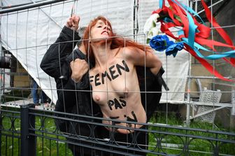 Il gruppo femminista Femen protesta contro la candidata francese di estrema destra Marine Le Pen di Front National (Afp)&nbsp;