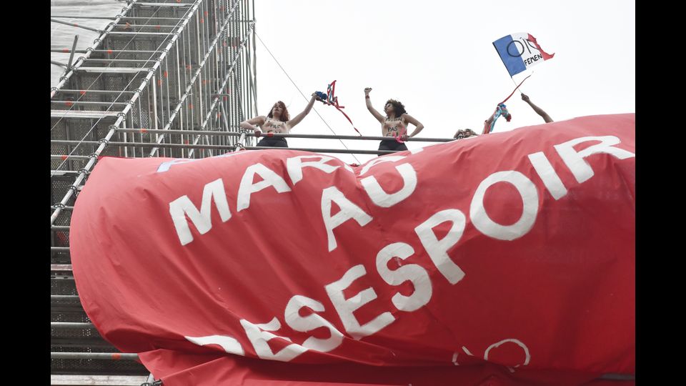 Il gruppo femminista Femen protesta contro la candidata francese di estrema destra Marine Le Pen di Front National (Afp)&nbsp;