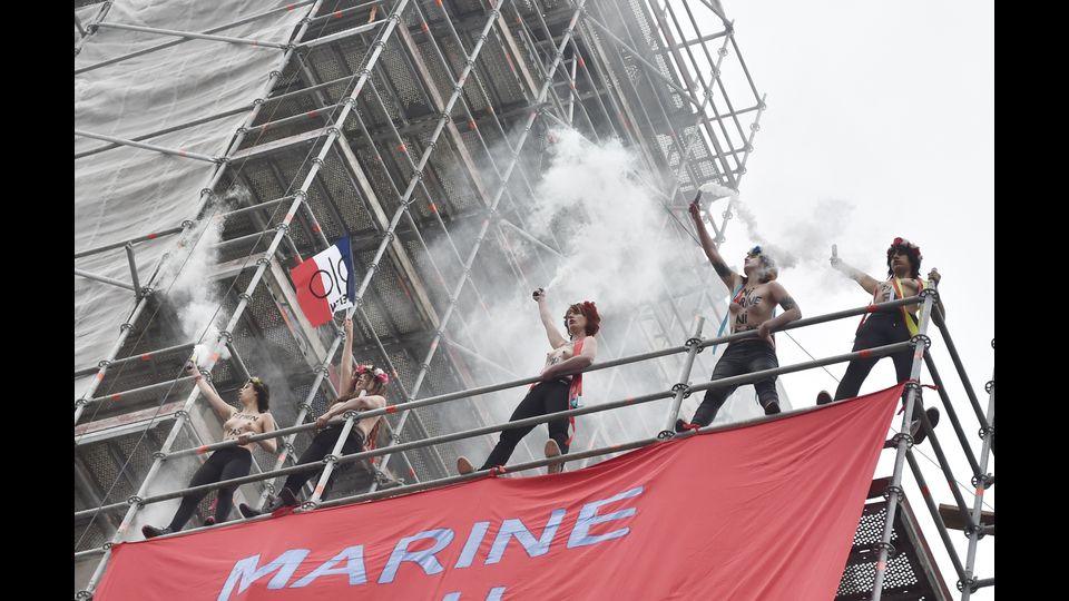Il gruppo femminista Femen protesta contro la candidata francese di estrema destra Marine Le Pen di Front National (Afp)&nbsp;