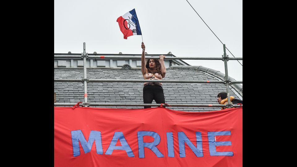 Il gruppo femminista Femen protesta contro la candidata francese di estrema destra Marine Le Pen di Front National (Afp)&nbsp;