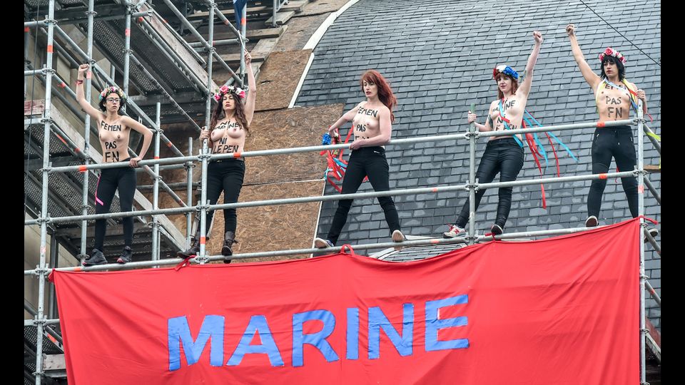 Il gruppo femminista Femen protesta contro la candidata francese di estrema destra Marine Le Pen di Front National (Afp)&nbsp;