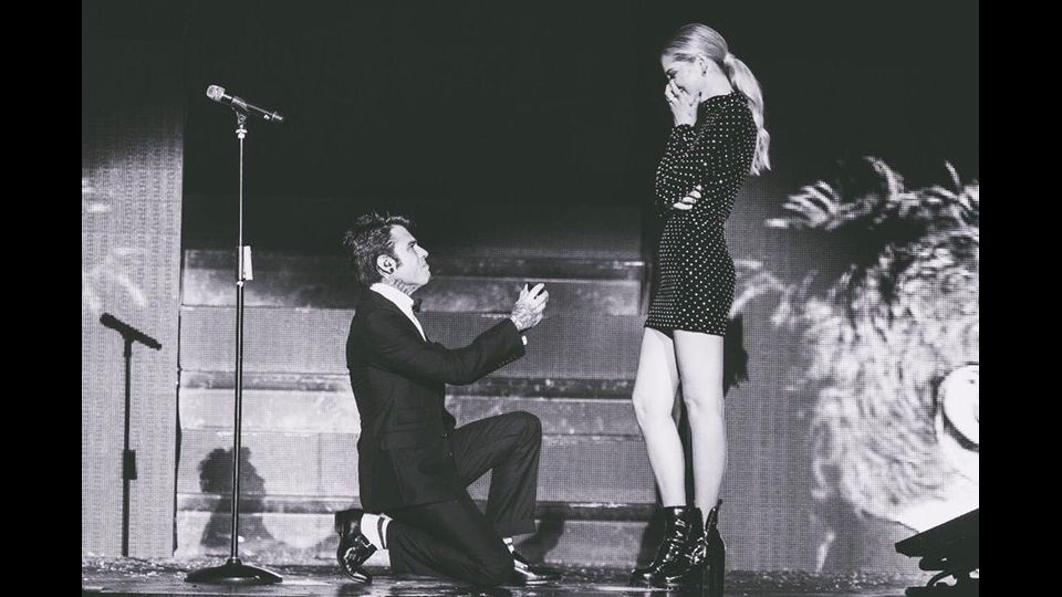 Questa &egrave; l'immagine che ha fatto sognare migliaia di fan e irritare altrettanti. Sul palco di Verona, Fedez chiude il concerto chiamando la sua Chiara, dedicandole una canzone e alla fine...