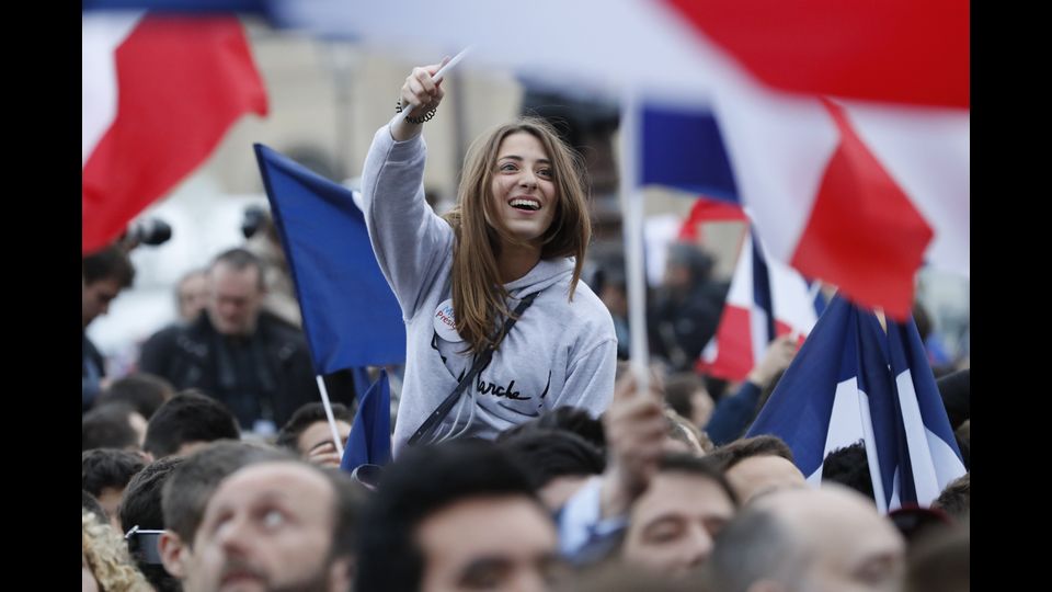 La festa al Louvre per l'elezione di Emmanuel Macron - Foto Afp