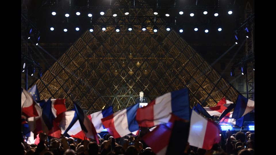 La festa al Louvre per l'elezione di Emmanuel Macron - Foto Afp &nbsp;