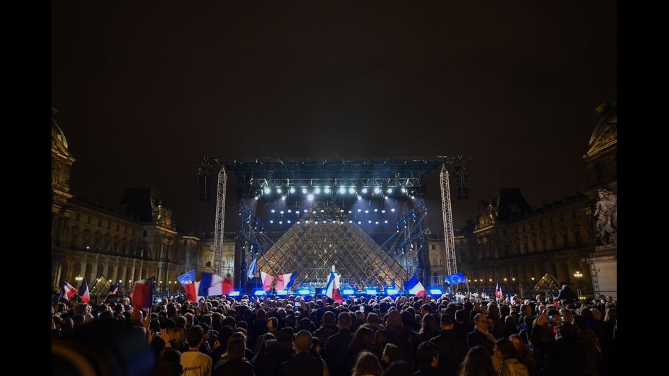 La festa al Louvre per l'elezione di Emmanuel Macron - Foto Afp &nbsp;