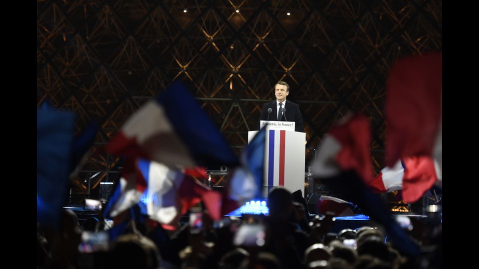 La festa al Louvre per l'elezione di Emmanuel Macron - Foto Afp &nbsp;