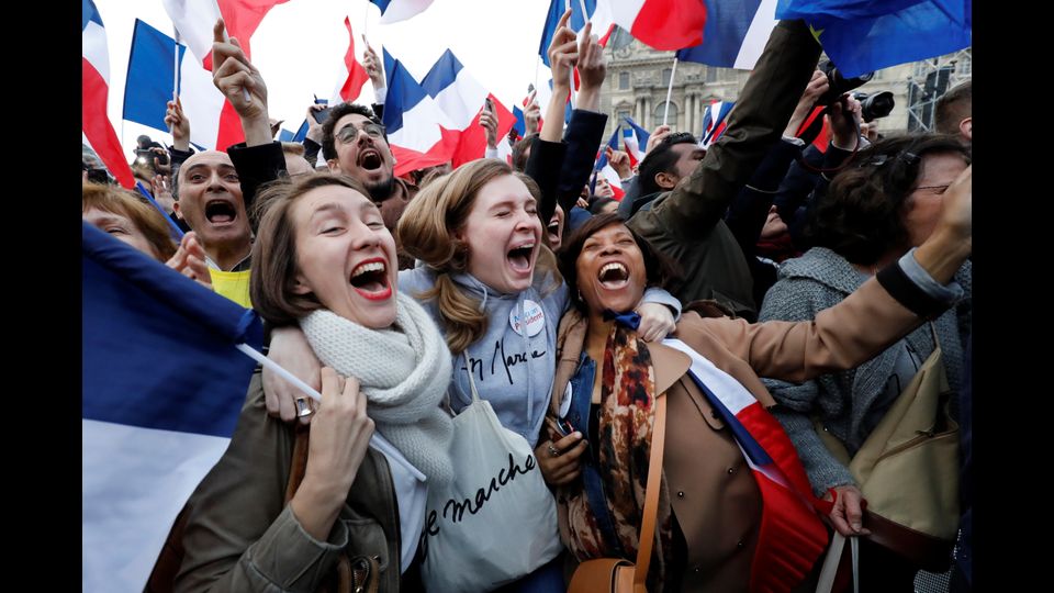 La festa al Louvre per l'elezione di Emmanuel Macron - Foto Afp&nbsp;