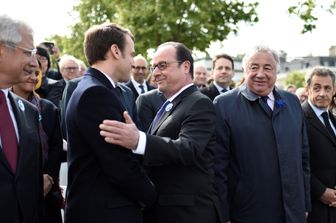 &nbsp;L'abbraccio tra Hollande e Macron (Afp)