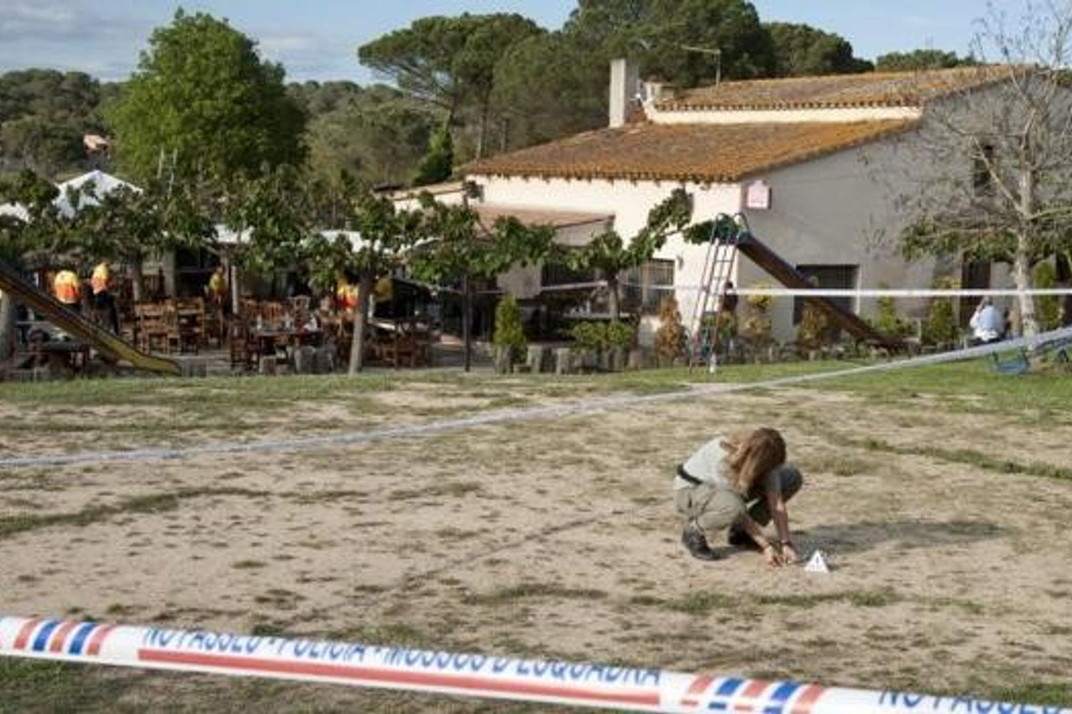 &nbsp;Il castello gonfiabile esploso in Spagna - foto Abc