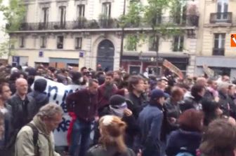 Parigi, tensione al corteo contro Macron
