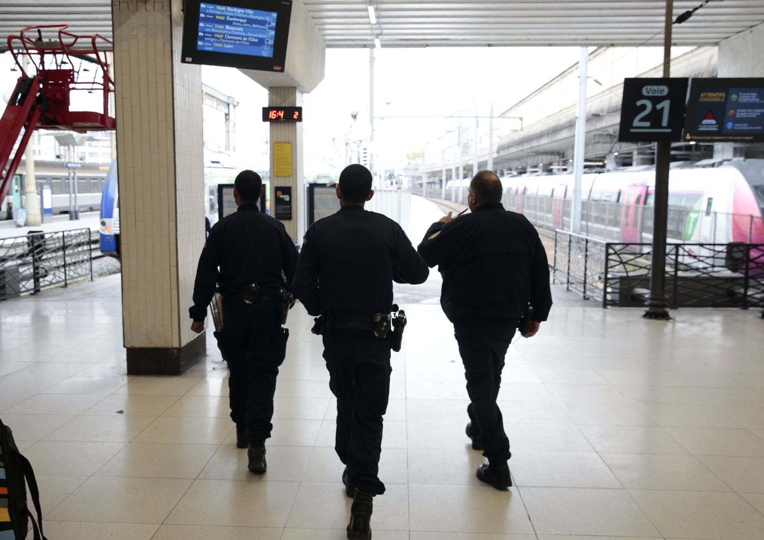 Blitz della polizia alla Gare du Nord, tre sospetti in fuga