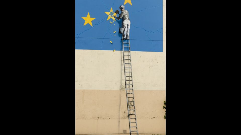 L'ultimo murales di Banksy &egrave; dedicato alla Brexit. L'opera &egrave; comparsa su un muro di Dover nel Regno Unito (Afp)&nbsp;