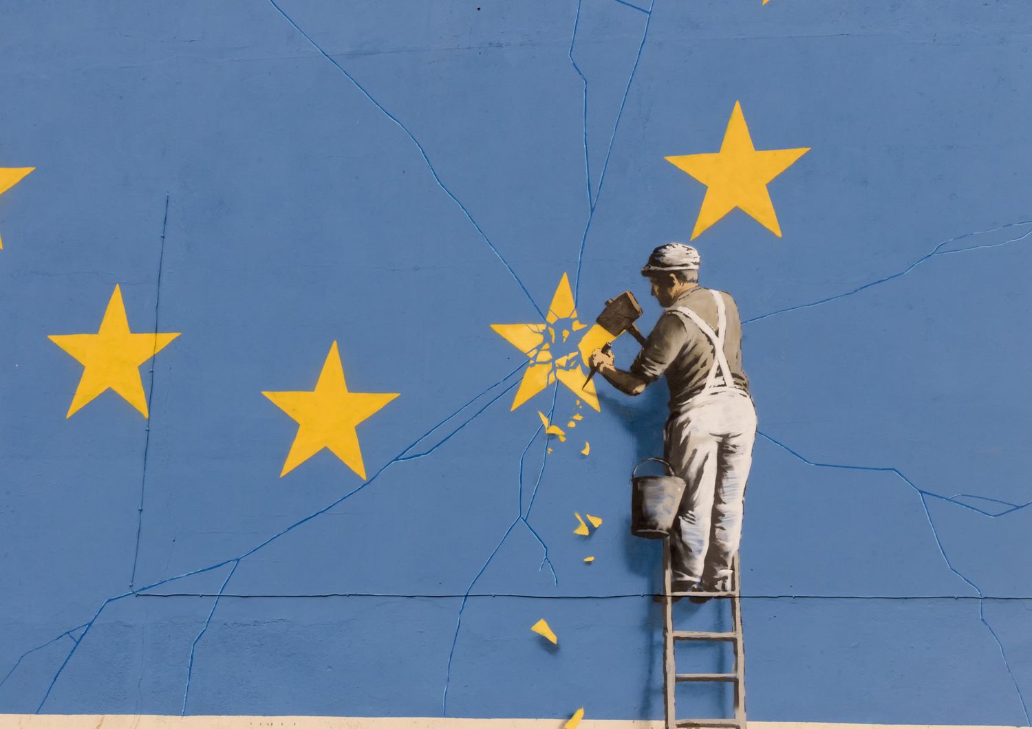 L'ultimo murales di Banksy &egrave; dedicato alla Brexit. L'opera &egrave; comparsa nella notte tra il 6 e il 7 maggio su un muro di Dover nel Regno Unito, su un palazzo nei pressi del terminal dei traghetti situato nell'estrema parte sud-orientale dell'isola (Afp)&nbsp;