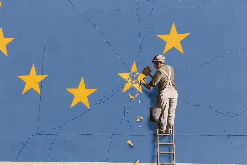 L'ultimo murales di Banksy &egrave; dedicato alla Brexit. L'opera &egrave; comparsa nella notte tra il 6 e il 7 maggio su un muro di Dover nel Regno Unito, su un palazzo nei pressi del terminal dei traghetti situato nell'estrema parte sud-orientale dell'isola (Afp)&nbsp;