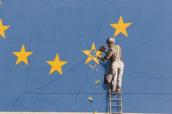 L'ultimo murales di Banksy &egrave; dedicato alla Brexit. L'opera &egrave; comparsa nella notte tra il 6 e il 7 maggio su un muro di Dover nel Regno Unito, su un palazzo nei pressi del terminal dei traghetti situato nell'estrema parte sud-orientale dell'isola (Afp)&nbsp;