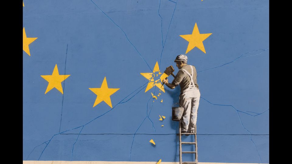 L'ultimo murales di Banksy &egrave; dedicato alla Brexit. L'opera &egrave; comparsa nella notte tra il 6 e il 7 maggio su un muro di Dover nel Regno Unito, su un palazzo nei pressi del terminal dei traghetti situato nell'estrema parte sud-orientale dell'isola (Afp)&nbsp;