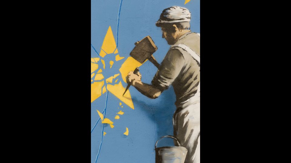 L'ultimo murales di Banksy &egrave; dedicato alla Brexit. L'opera &egrave; comparsa nella notte tra il 6 e il 7 maggio su un muro di Dover nel Regno Unito, su un palazzo nei pressi del terminal dei traghetti situato nell'estrema parte sud-orientale dell'isola. Mostra un'operaio intento a rimuovere una delle 12 stelle dal vessillo dell'Unione Europea.&nbsp;(Afp)&nbsp;