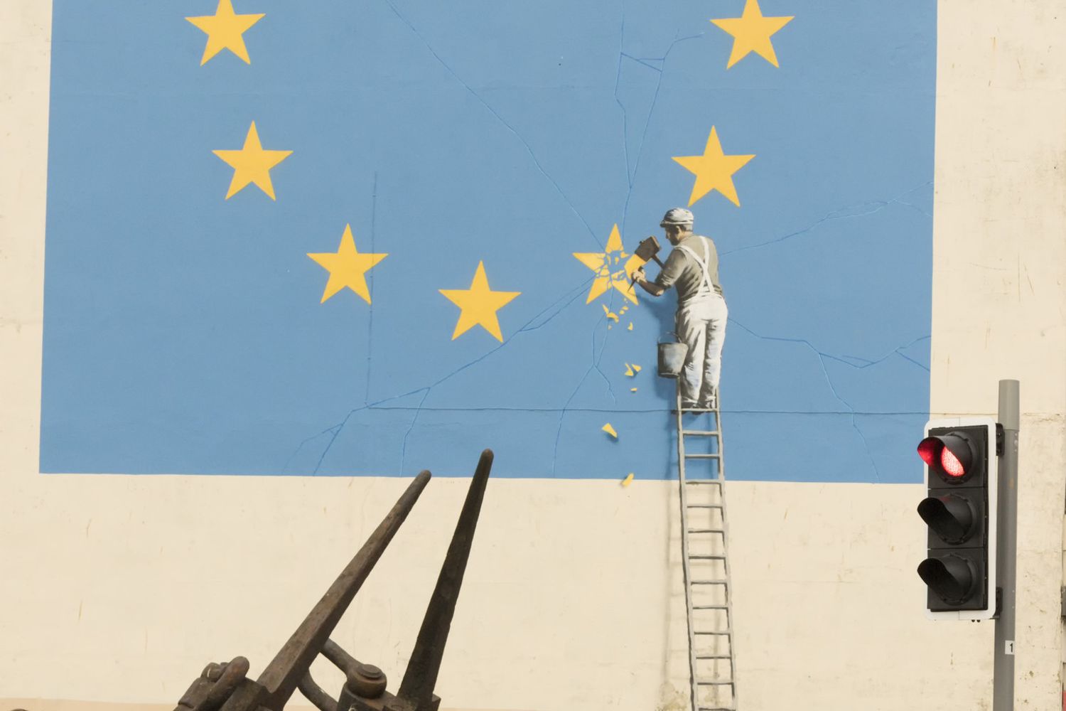 L'ultimo murales di Banksy &egrave; dedicato alla Brexit. L'opera &egrave; comparsa su un muro di Dover nel Regno Unito (Afp)&nbsp;