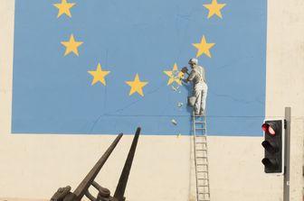 L'ultimo murales di Banksy &egrave; dedicato alla Brexit. L'opera &egrave; comparsa su un muro di Dover nel Regno Unito (Afp)&nbsp;