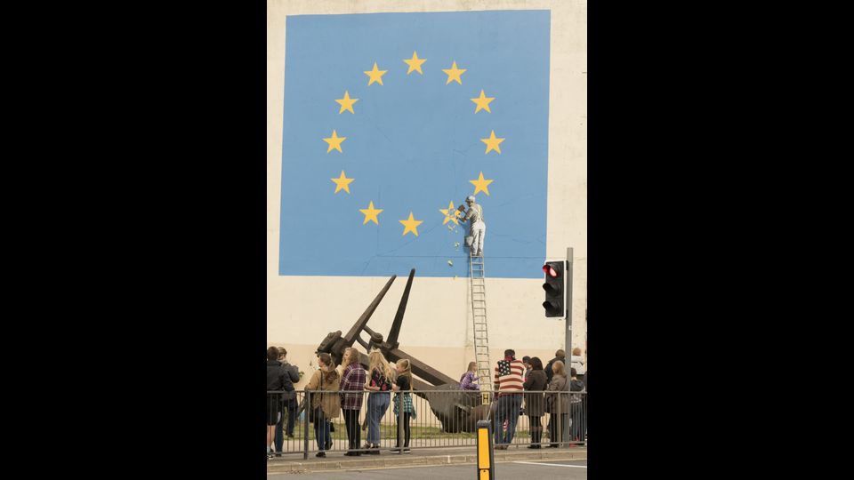L'ultimo murales di Banksy &egrave; dedicato alla Brexit. L'opera &egrave; comparsa su un muro di Dover nel Regno Unito (Afp)&nbsp;