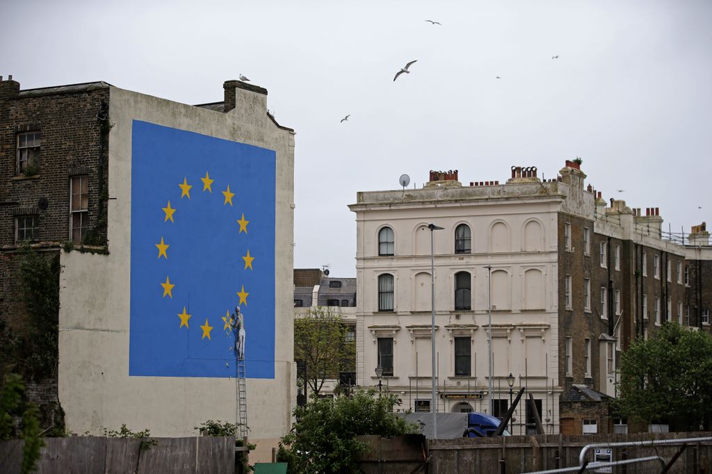 Murales di Banksy a Dover dedicato alla Brexit (Afp)&nbsp;