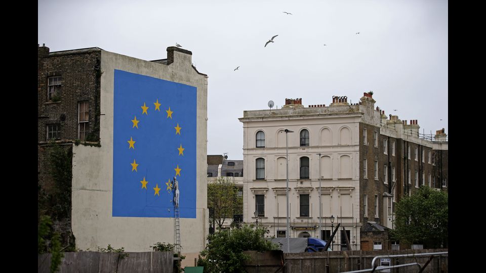 L'ultimo murales di Banksy &egrave; dedicato alla Brexit. L'opera &egrave; comparsa su un muro di Dover nel Regno Unito (Afp)&nbsp;