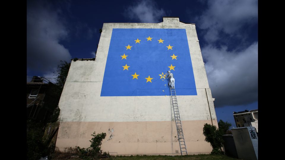 L'ultimo murales di Banksy &egrave; dedicato alla Brexit. L'opera &egrave; comparsa su un muro di Dover nel Regno Unito (Afp)&nbsp;