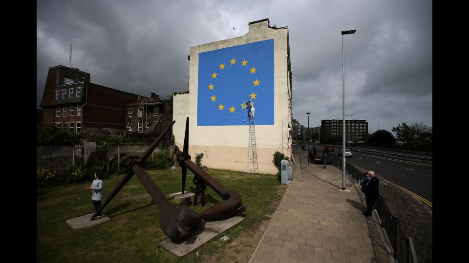 L'ultimo murales di Banksy &egrave; dedicato alla Brexit. L'opera &egrave; comparsa su un muro di Dover nel Regno Unito (Afp)&nbsp;