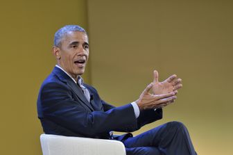 Nella seconda e ultima giornata a Milano, Barack Obama &egrave; diventato cittadino onorario della capoluogo lombardo. Il sindaco Giuseppe Sala ha consegnato all'ex presidente degli Stati Uniti i sigilli della citt&agrave;. Ad assistere al gesto simbolico una cinquantina di autorit&agrave; politiche ed imprenditoriali italiane che si sono riunite presso la  &quot;Club house&quot; del conference center della fiera di Rho. Dopo la consegna, Obama &egrave; arrivato ai padiglioni della Fiera di Milano per tenere il suo discorso a &quot;Seeds and Chips&quot;, il summit internazionale sull'alimentazione. Luned&igrave; sera l'ex presidente &egrave; stato l'ospite d'onore di una cena informale organizzata da Ispi con il gotha dell'imprenditoria italiana e due ex premier: Matteo Renzi e Mario Monti.Tra un impegno e un altro, Obama ha trovato il tempo di visitare il Duomo e il&nbsp;Cenacolo di Leonardo Da Vinci