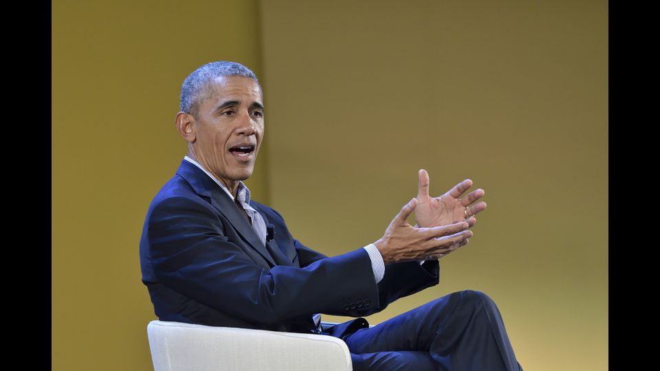 Nella seconda e ultima giornata a Milano, Barack Obama &egrave; diventato cittadino onorario della capoluogo lombardo. Il sindaco Giuseppe Sala ha consegnato all'ex presidente degli Stati Uniti i sigilli della citt&agrave;. Ad assistere al gesto simbolico una cinquantina di autorit&agrave; politiche ed imprenditoriali italiane che si sono riunite presso la  &quot;Club house&quot; del conference center della fiera di Rho. Dopo la consegna, Obama &egrave; arrivato ai padiglioni della Fiera di Milano per tenere il suo discorso a &quot;Seeds and Chips&quot;, il summit internazionale sull'alimentazione. Luned&igrave; sera l'ex presidente &egrave; stato l'ospite d'onore di una cena informale organizzata da Ispi con il gotha dell'imprenditoria italiana e due ex premier: Matteo Renzi e Mario Monti.Tra un impegno e un altro, Obama ha trovato il tempo di visitare il Duomo e il&nbsp;Cenacolo di Leonardo Da Vinci