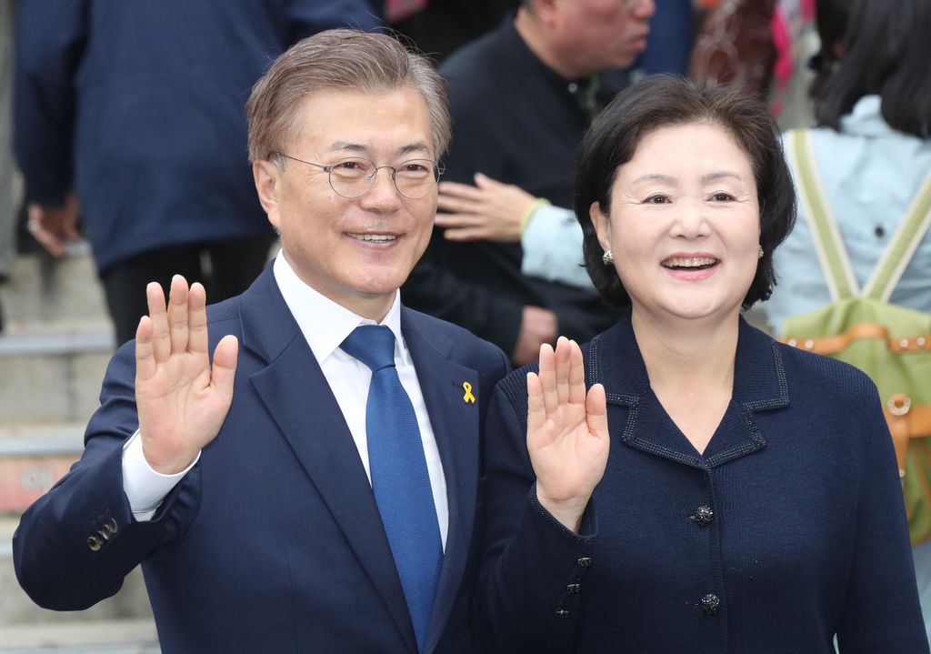 &nbsp;Il presidente sudcoreano Moon Jae-In e sua moglie (Afp)