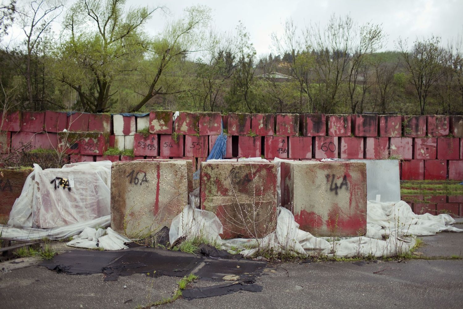 &nbsp;Sacchi di amianto rifiuti tossici (Afp)