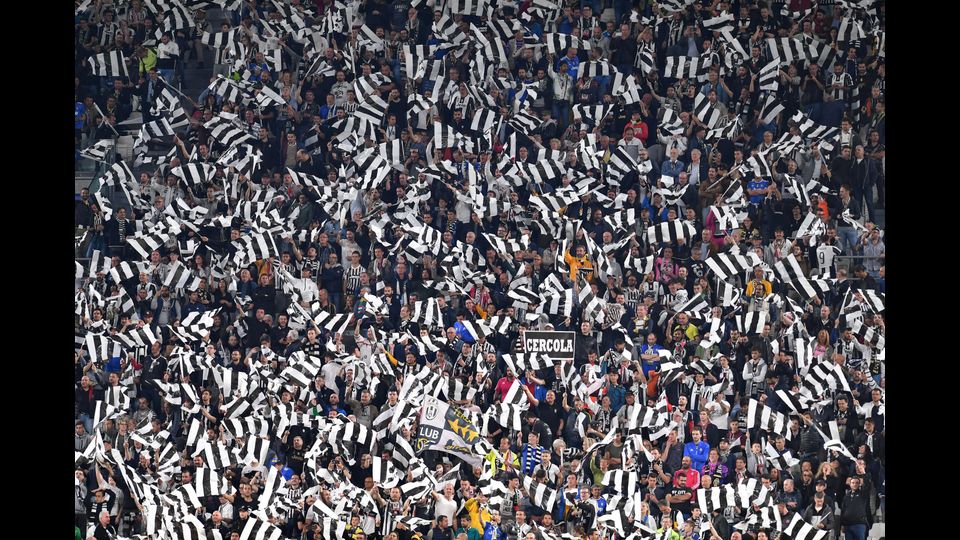 Sventolio di bandiera allo Juventus Stadium (afp)&nbsp;