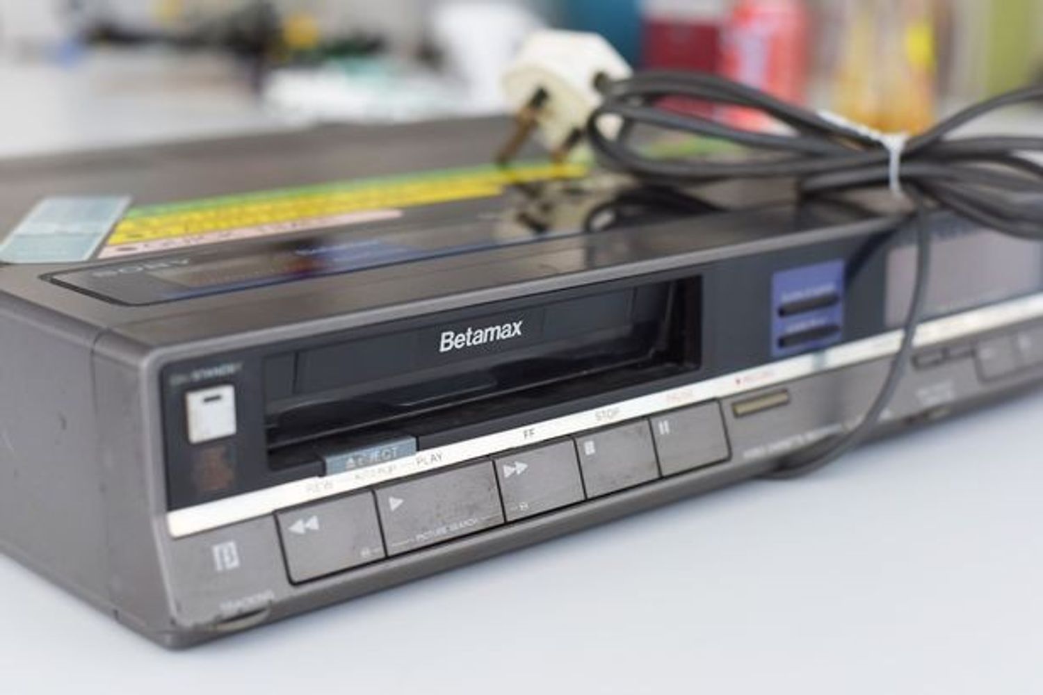 Il lettore video Betamax della Sony. La qualit&agrave; era considerata superiore al VHS della JVC, che per&ograve; ebbe maggior successo grazie alla maggiore durata dei video e alla sua economicit&agrave;.&nbsp;La produzione del Betamax comunque &egrave; stata sospesa solo nel 2016.