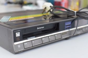 Il lettore video Betamax della Sony. La qualit&agrave; era considerata superiore al VHS della JVC, che per&ograve; ebbe maggior successo grazie alla maggiore durata dei video e alla sua economicit&agrave;.&nbsp;La produzione del Betamax comunque &egrave; stata sospesa solo nel 2016.
