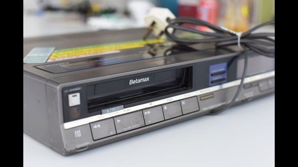 Il lettore video Betamax della Sony. La qualit&agrave; era considerata superiore al VHS della JVC, che per&ograve; ebbe maggior successo grazie alla maggiore durata dei video e alla sua economicit&agrave;.&nbsp;La produzione del Betamax comunque &egrave; stata sospesa solo nel 2016.